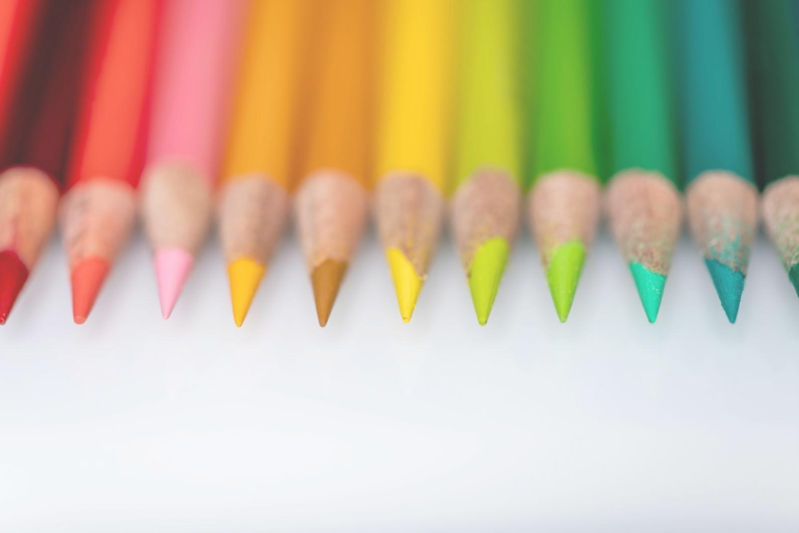 Detailaufnahme von Aquarellfarben und Pinseln in einem Atelier